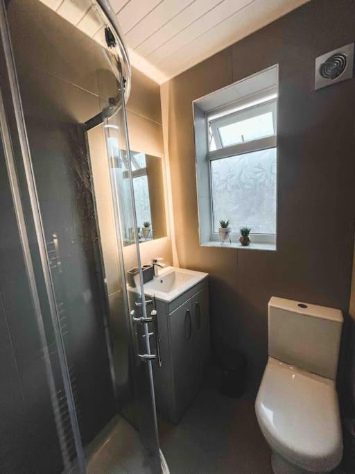 Comfortable Home In Bolton Farnworth Buitenkant foto