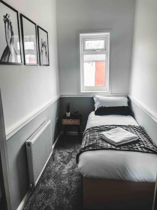Comfortable Home In Bolton Farnworth Buitenkant foto